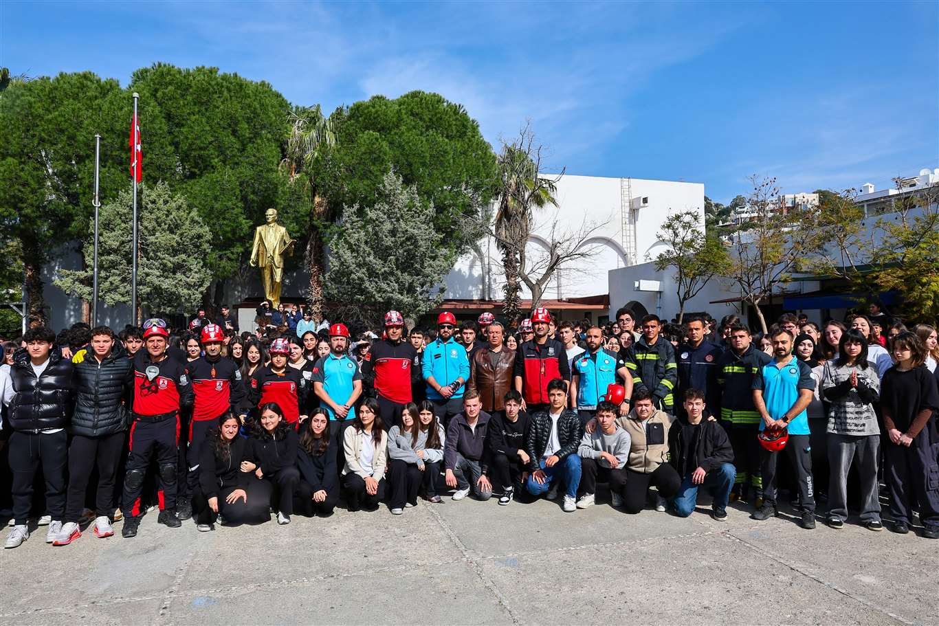 Bodrum'da öğrenciler deprem tatbikatında 