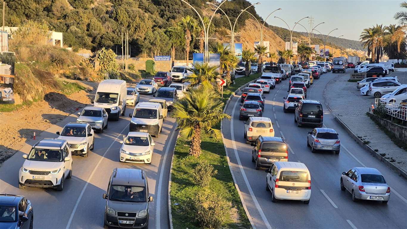 Bodrum'da yılbaşı yoğunluğu: Uzun araç kuyrukları oluştu haberi