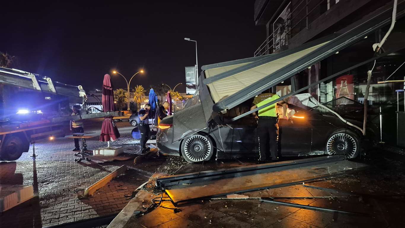 Otomobil börekçiye girdi: 2 yaralı haberi