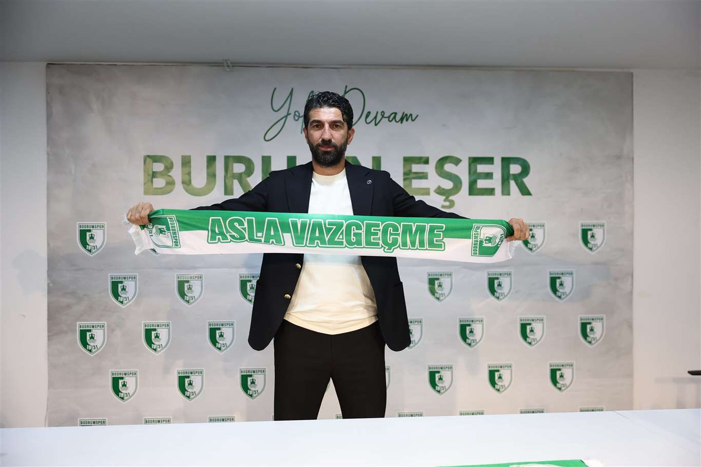       Bodrum FK, Burhan Eşer ile 2 yıllık sözleşme imzaladı haberi