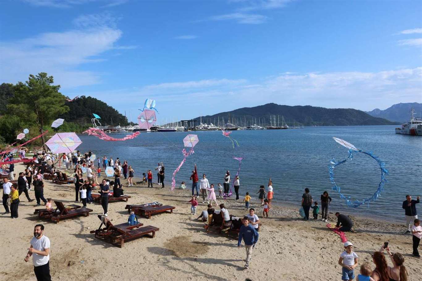 Uçurtmalar gökyüzünü, çocuklar Burunucu'nu renklendirdi haberi