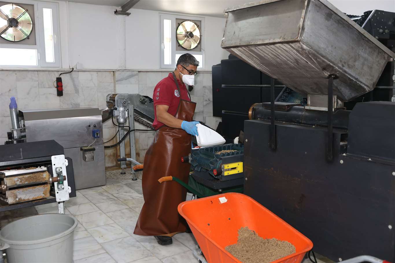 Büyükşehir'den can dostlara destek: 32 ton mama üretildi haberi