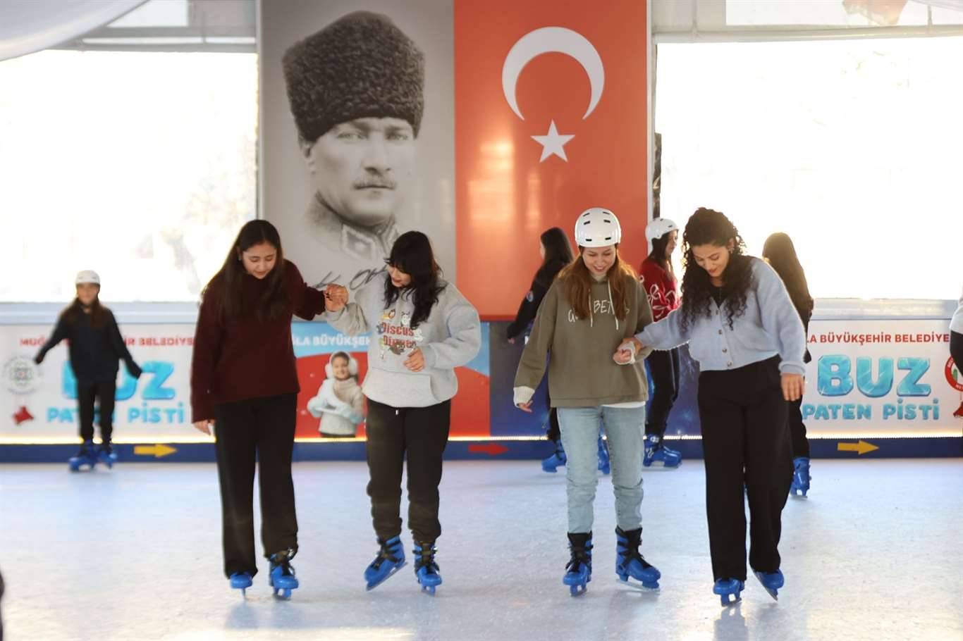Menteşe Kent Meydanı'na yılbaşı için ücretsiz buz paten pisti açıldı haberi