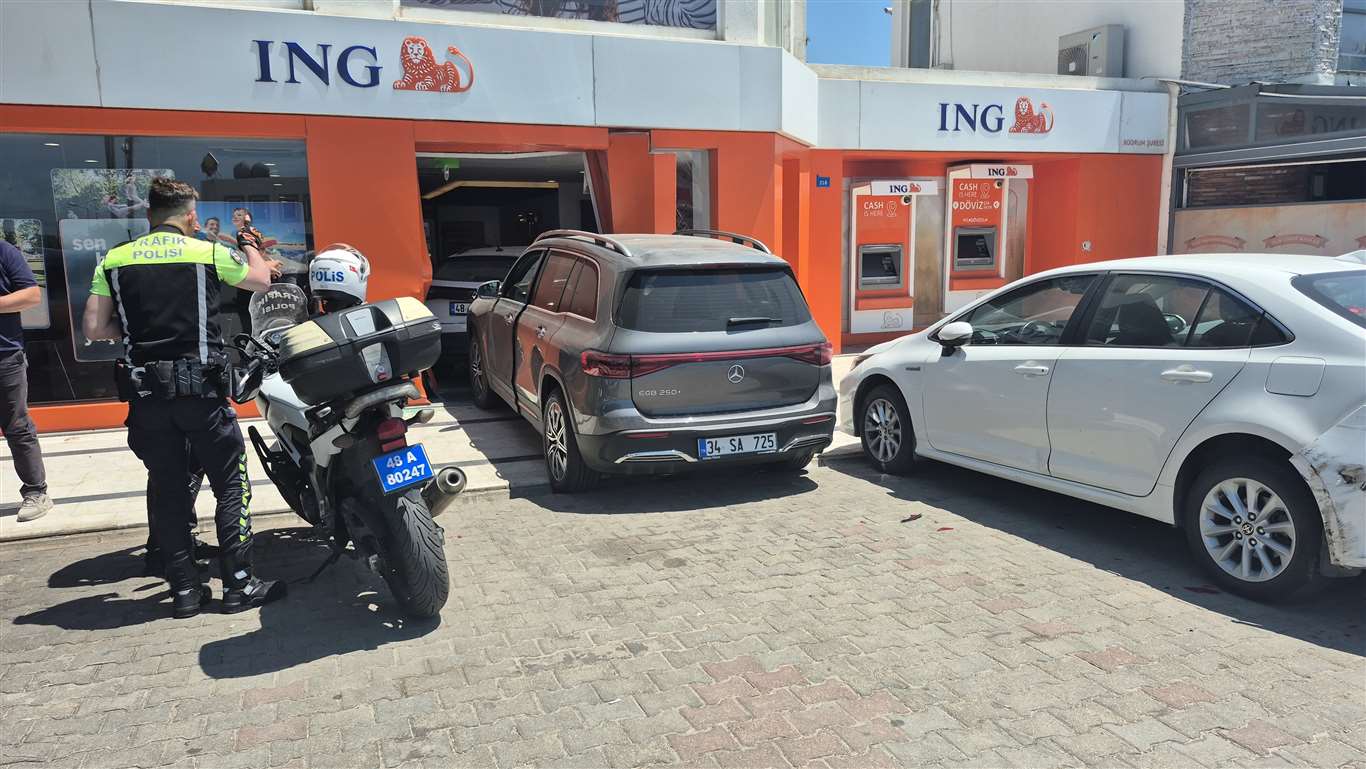  Cipin çarptığı otomobil bankaya girdi haberi