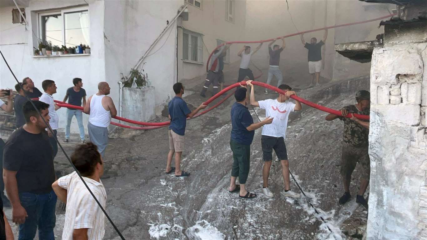 Dar sokakta yangın mücadelesi: İnsan zinciri hayat kurtardı haberi