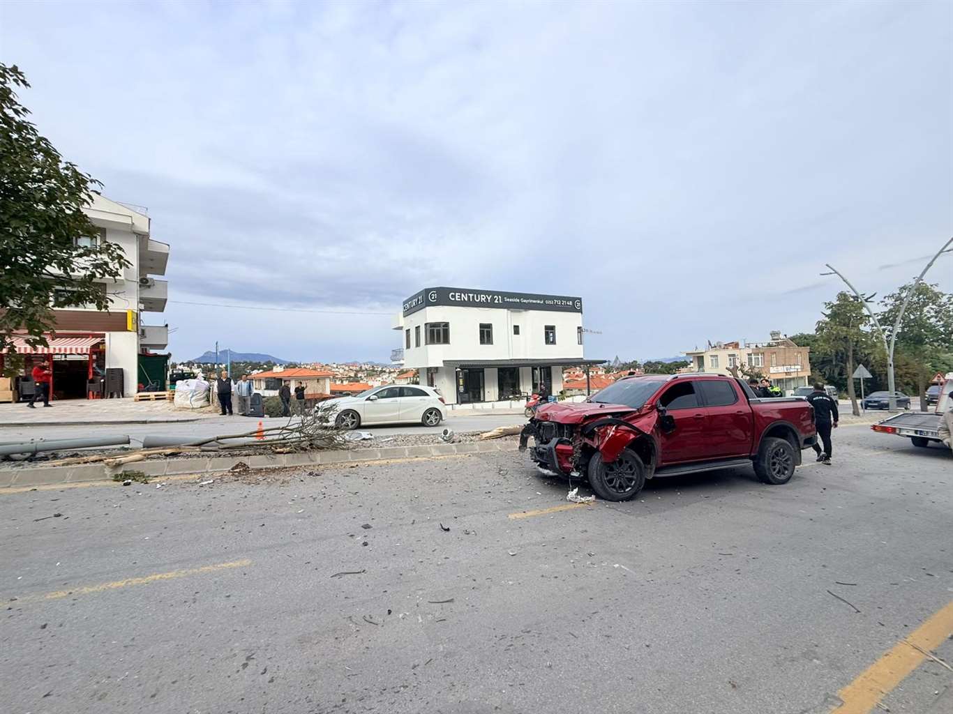 Datça'da kontrolden çıkan otomobil iki ağacı ve elektrik direğini devirdi haberi