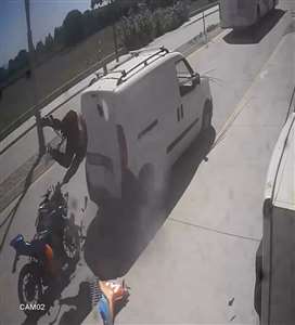 Datça'da park halindeki araca çarpan motosiklet sürücüsü yaralandı haberi