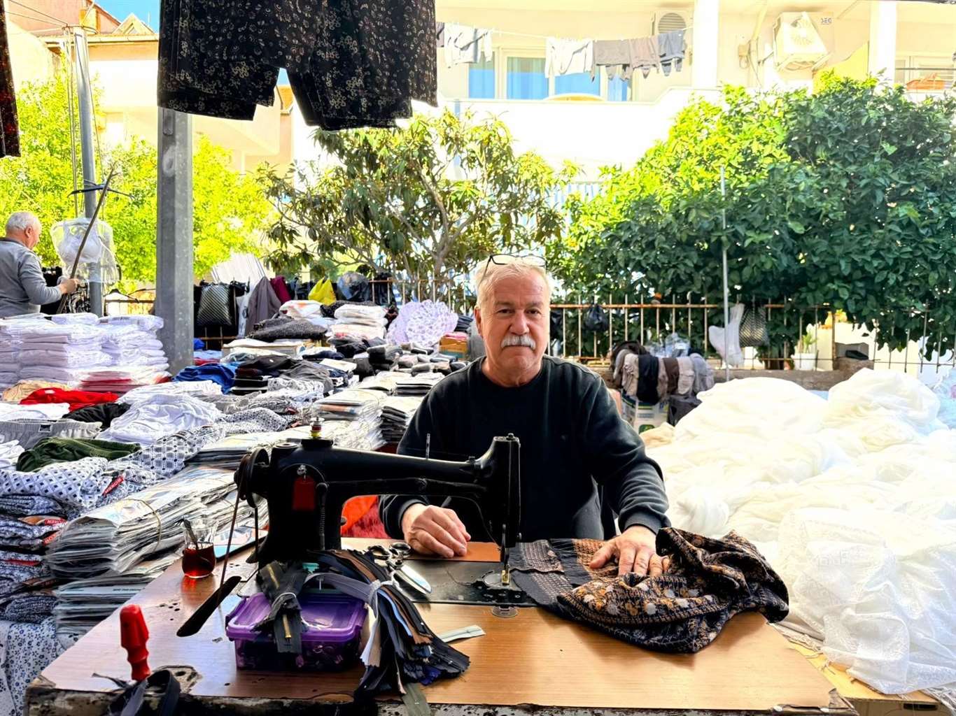       Datça Pazarı'nın 33 yıllık dikiş ustası: İsmail Tonka haberi