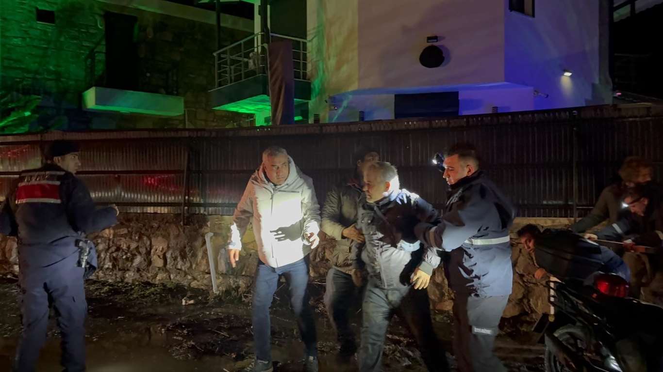 Datça'da sele kapılan sürücü, çalıya tutunarak hayatta kaldı haberi