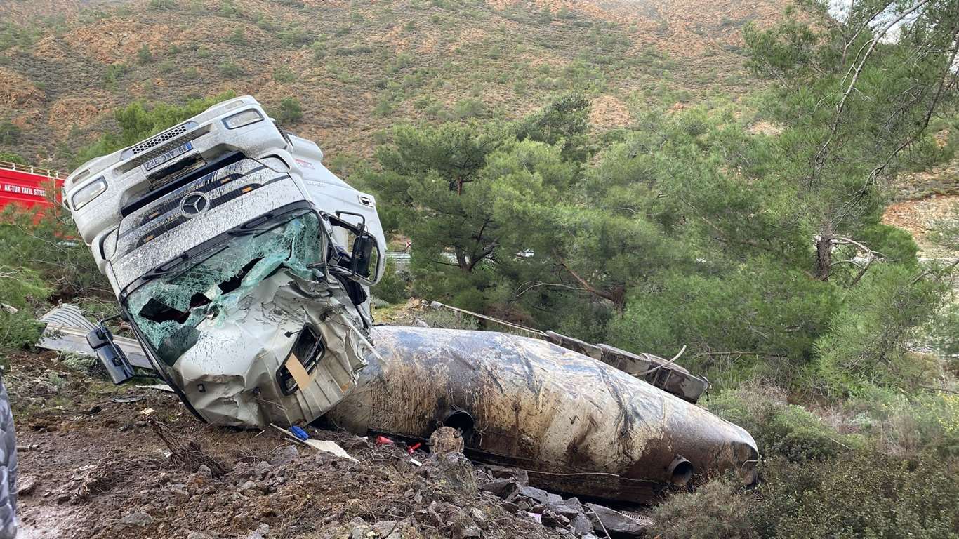 Datça'da virajı alamayan tır devrildi: 1 yaralı haberi
