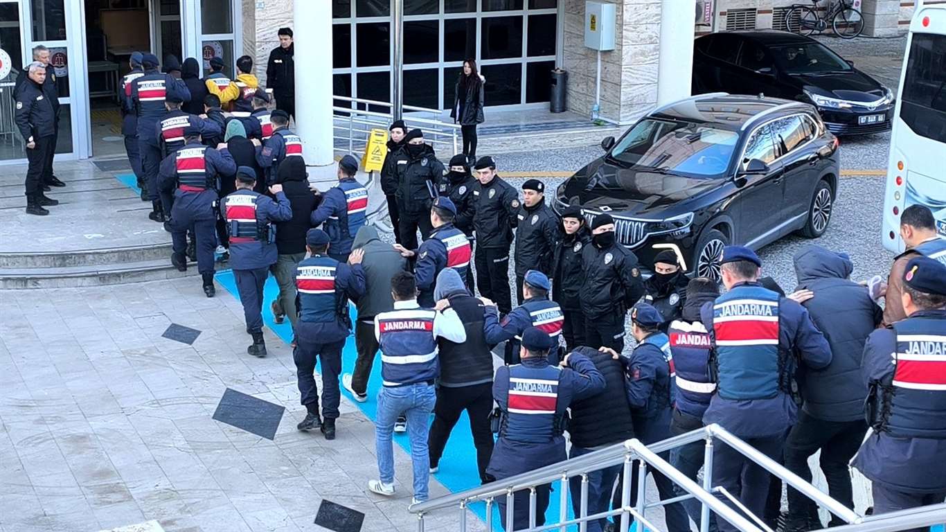 DEAŞ operasyonunda gözaltına alınan 18 şüpheli adliyeye sevk edildi haberi