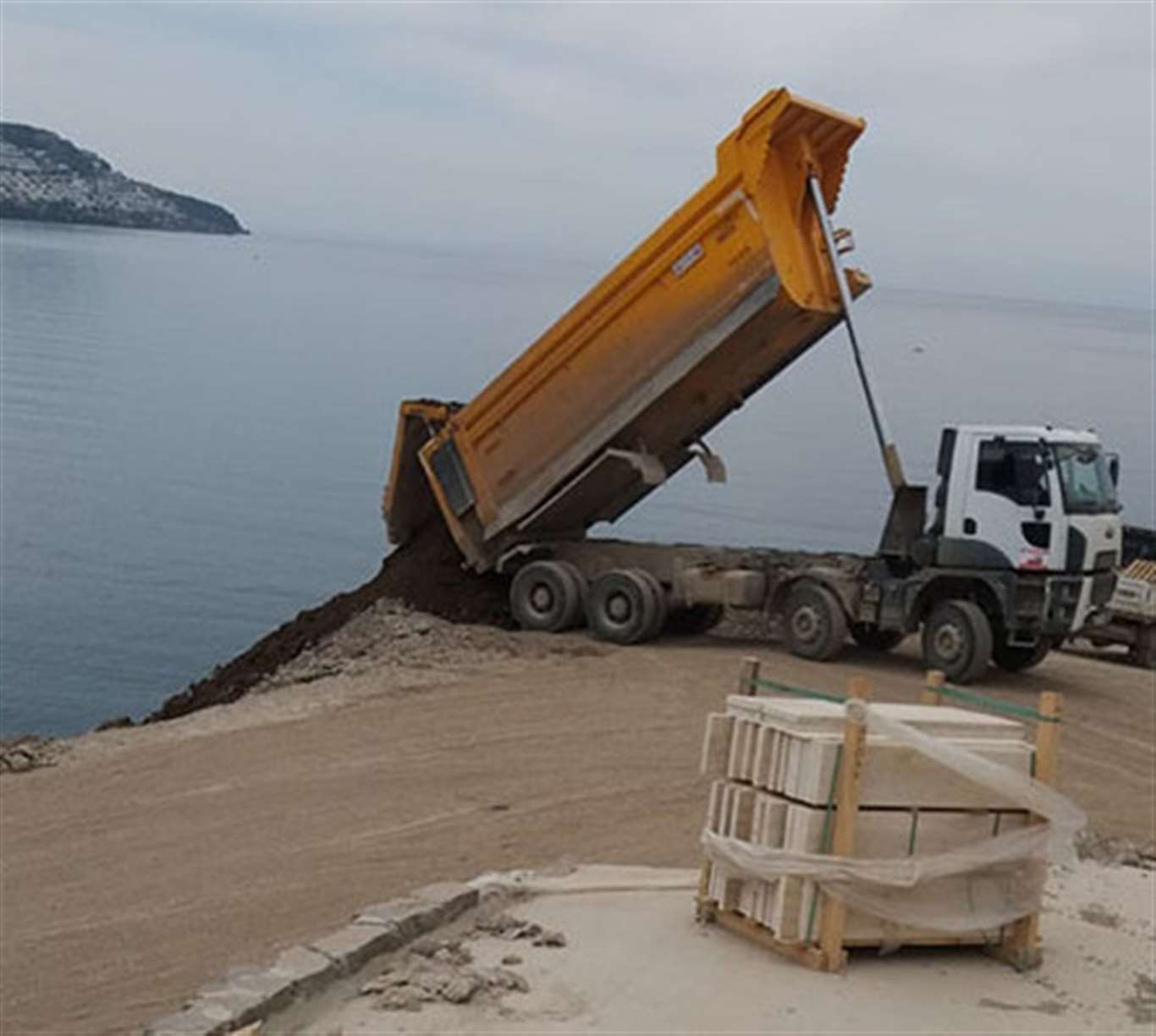       Denize hafriyat dökülmesi ile ilgili soruşturma başlatıldı haberi