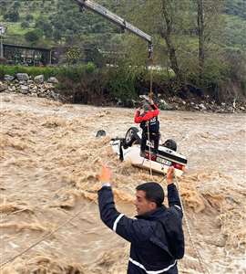 Dereye düşen araçtaki bir kişi hayatını kaybetti haberi