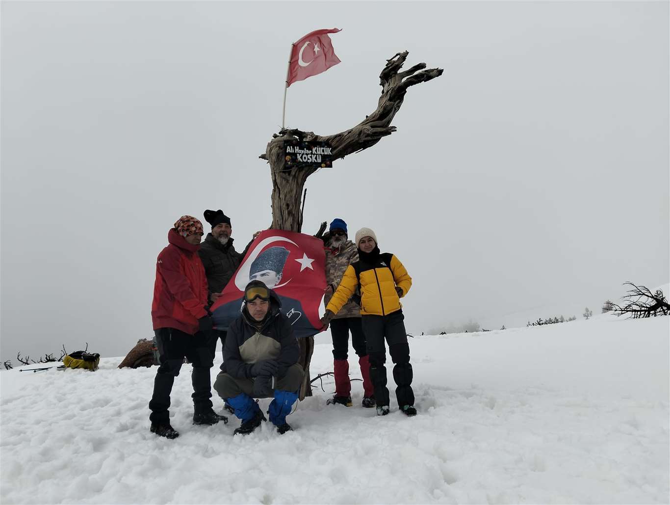 Doğa sporları gönüllüleri Küçük'ü ölüm yıl dönümünde Sandras dağında andı haberi