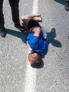 Polisin 'Dur' ihtarına uymayan sürücü aracın lastikleri patlatılarak yakalandı haberi