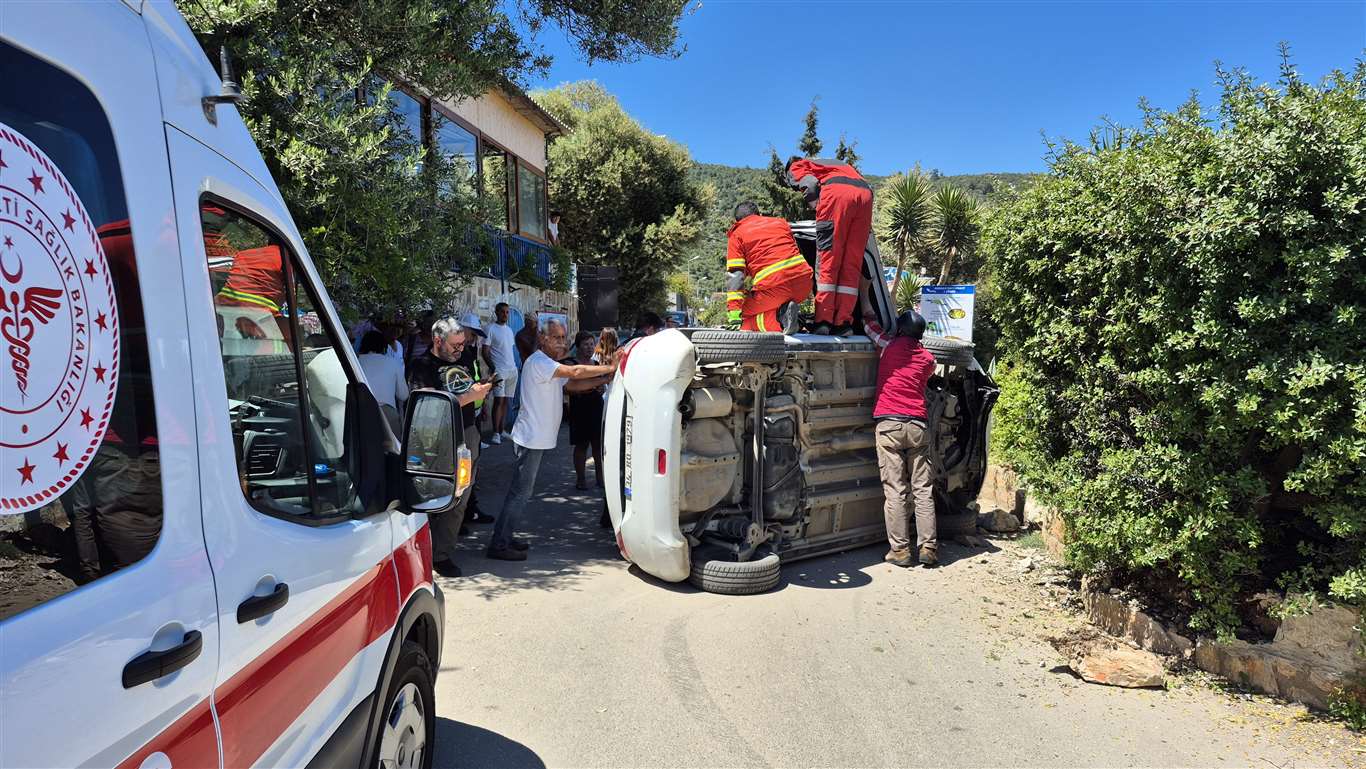 Duvara çarpan otomobil devrildi haberi