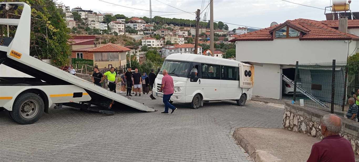 El freni boşalan minibüs garaja çarptı haberi