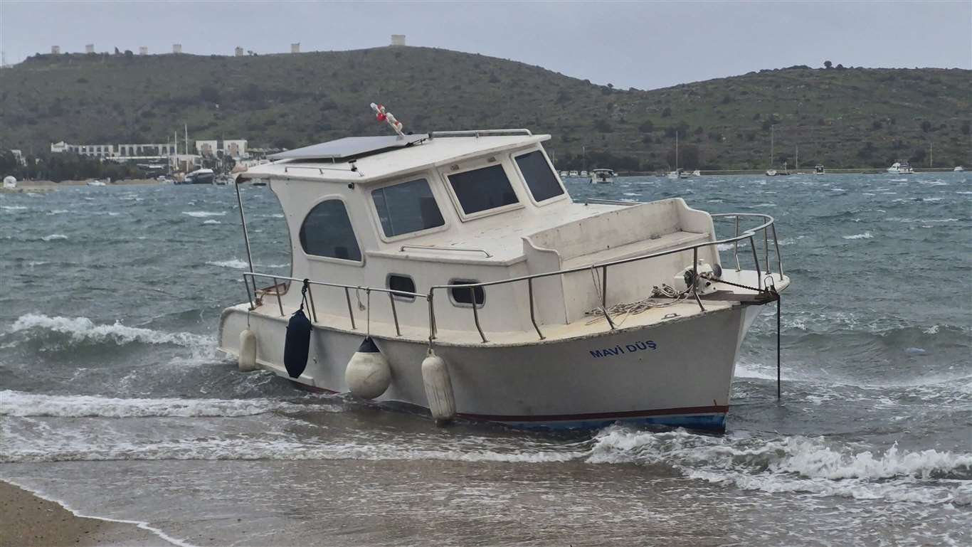 Bodrum'da tekneler karaya vurdu, feribot seferleri yapılamadı haberi