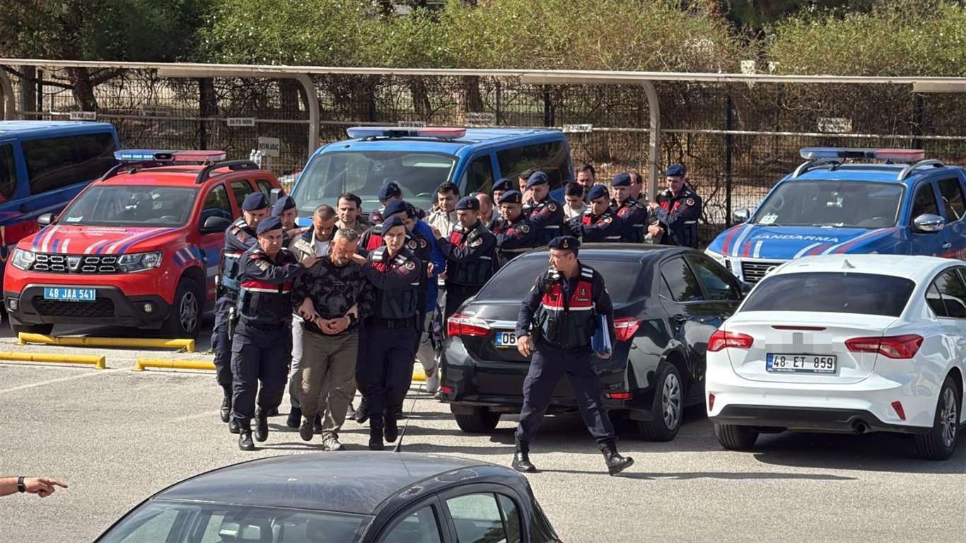    Bodrum'da bot kayalıklara çarptı: 4 kişi yaralandı haberi