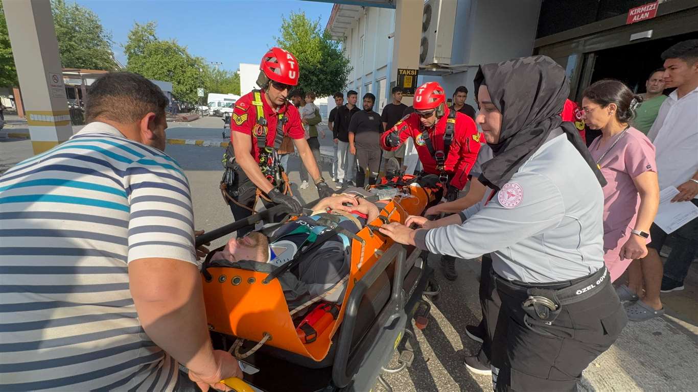  Fethiye'de paraşütle kayalıklara düşen turist askeri helikopterle kurtarıldı haberi