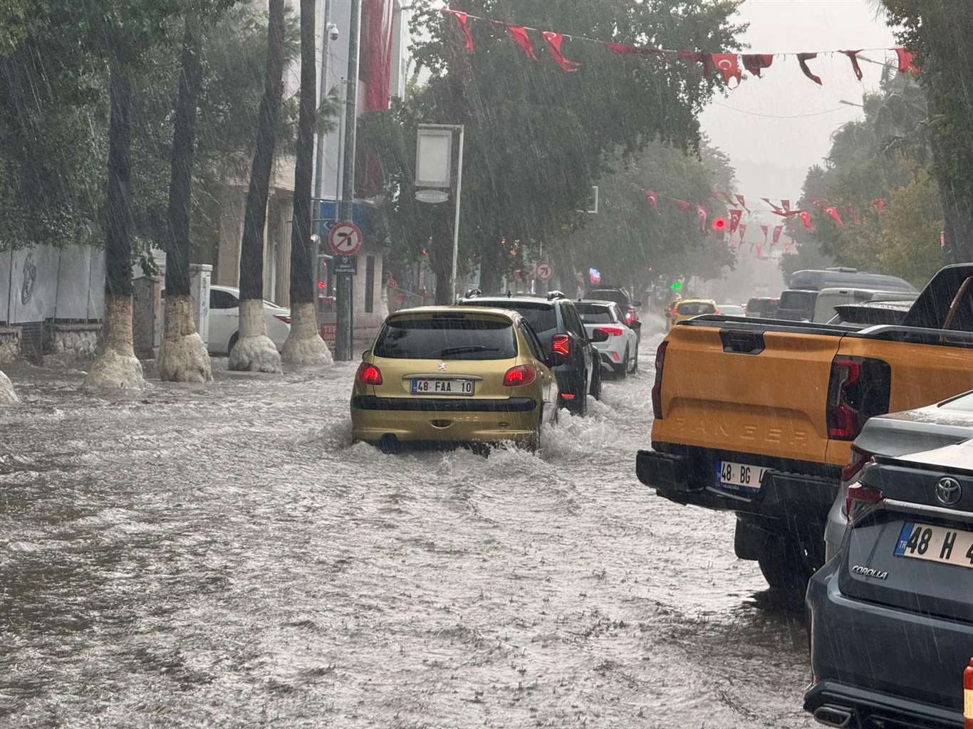  Fethiye sağanak yağışa teslim oldu, ev ve iş yerleri sular altında kaldı haberi