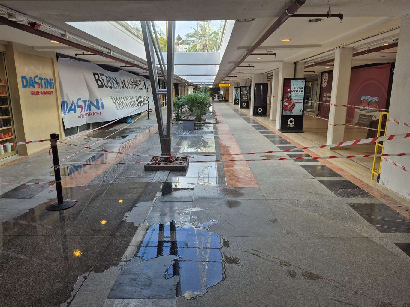    Fırtına, Bodrum'da alış veriş merkezini de vurdu haberi