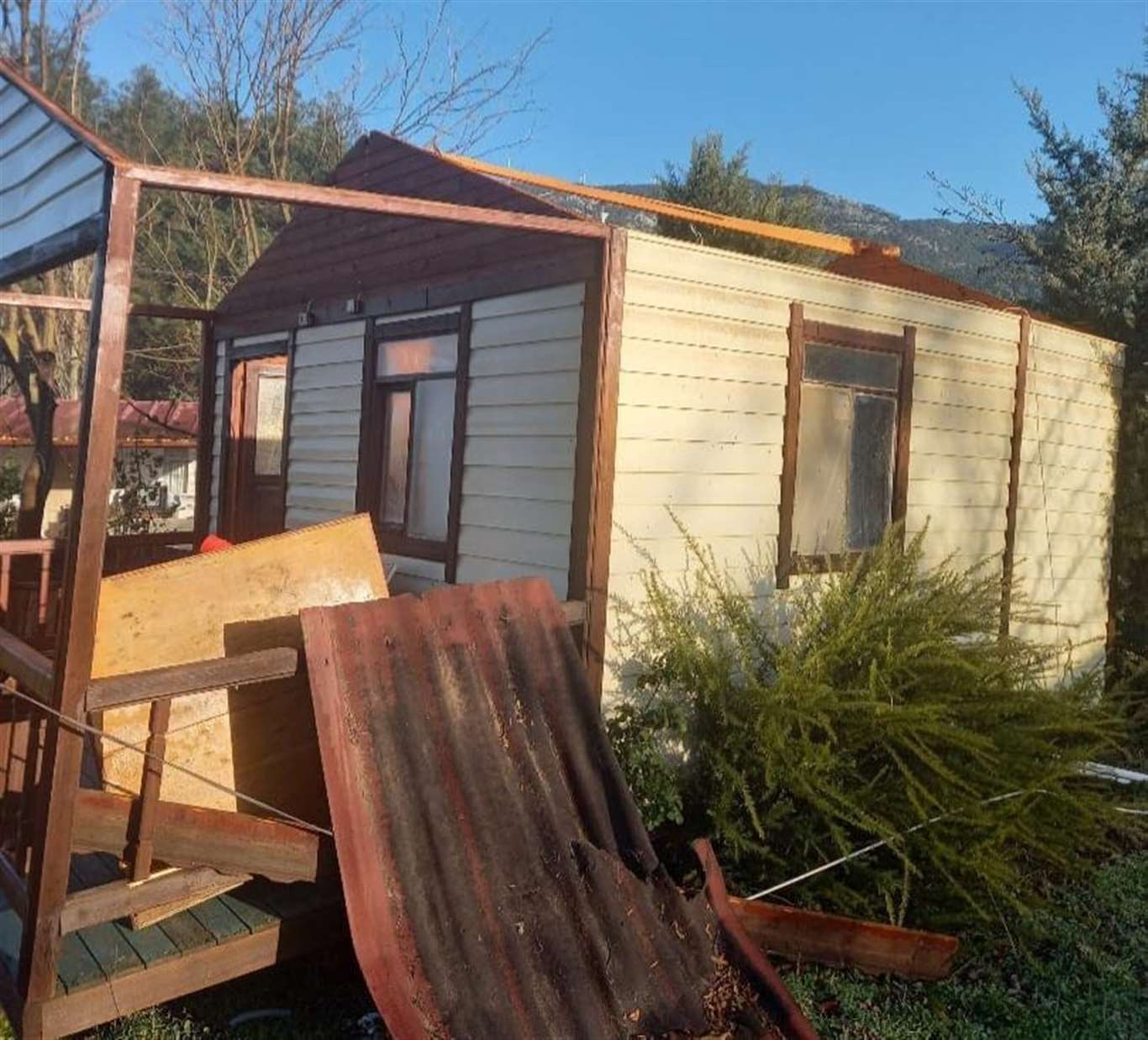 Menteşe'de fırtına yapılara zarar verdi haberi