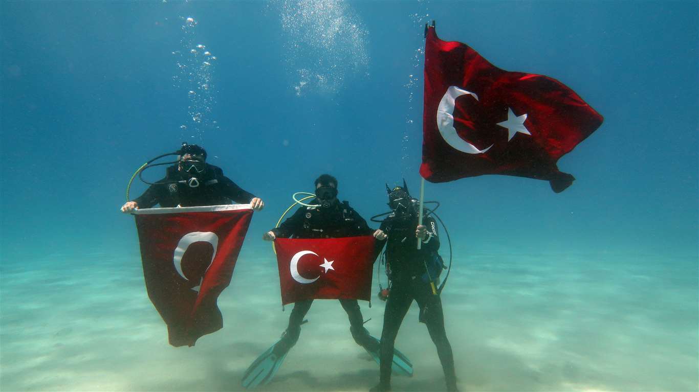  Fethiye'de dalgıçlar 19 Mayıs'ı deniz altında kutladı haberi