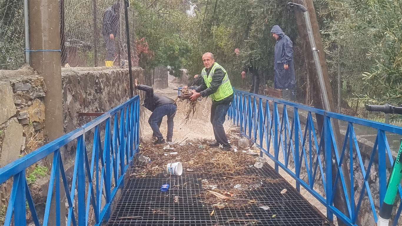       Bodrum'da gelişigüzel atılan çöpler taşkına sebep oluyor haberi