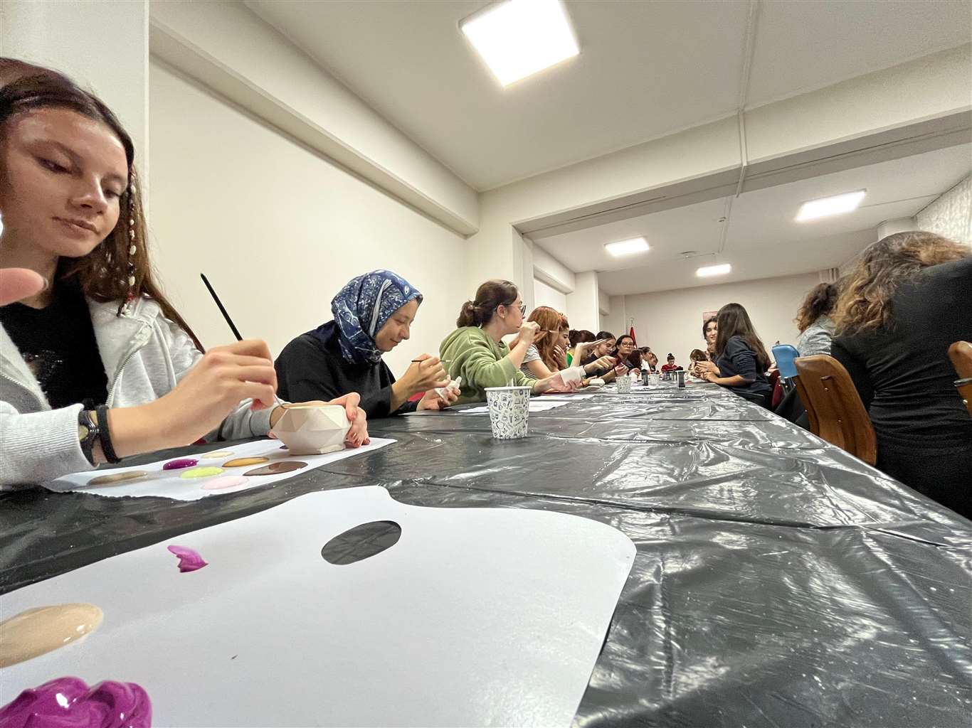 Muğla'da gençlerden yurt öğrencilerine seramik atölyesi haberi