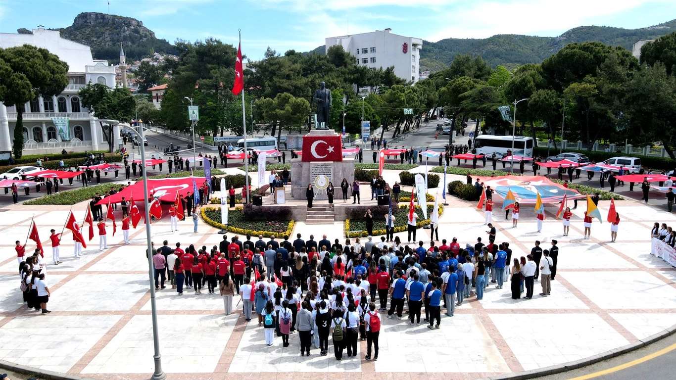 Gençlik Haftası coşkusu çelenk sunma töreni ile başladı haberi