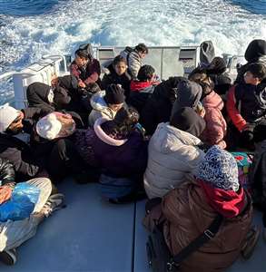 Düzensiz göçmenler karada mahsur kaldı haberi