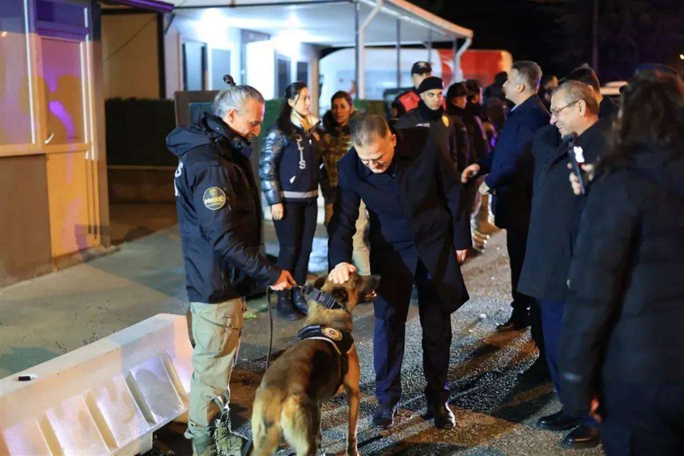       Vali Akbıyık, görevi başındaki personelin yeni yılını kutladı haberi