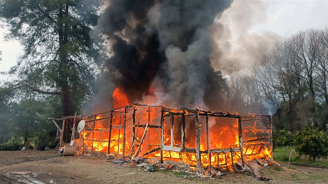 Hasır ev alevlere teslim oldu haberi