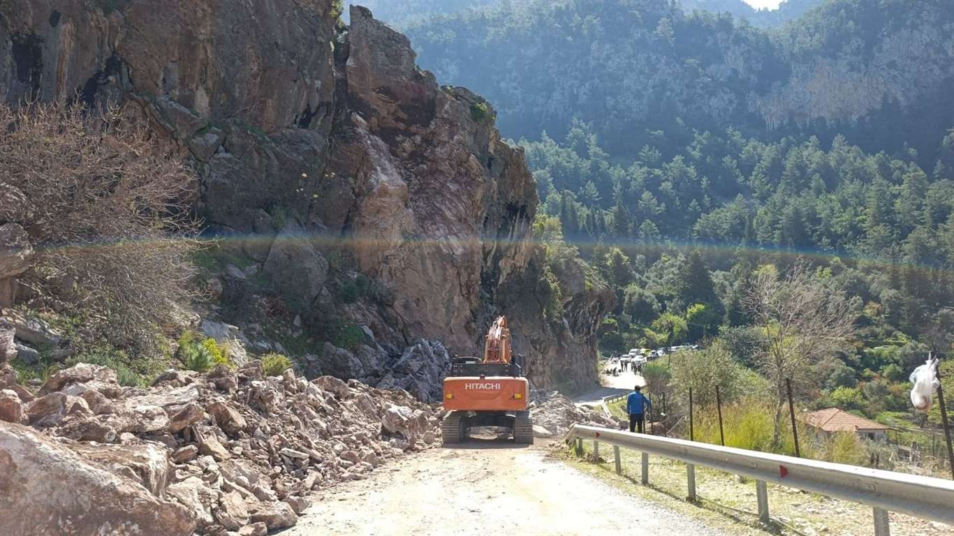 Heyelan sonrası yolu açma çalışmaları sürüyor haberi