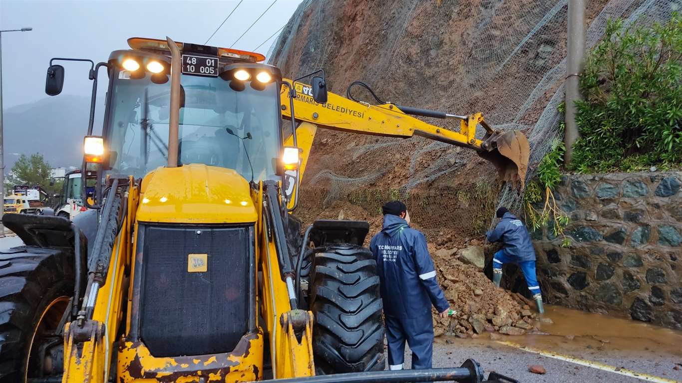          İçmeler'de heyelan yolu kapattı haberi