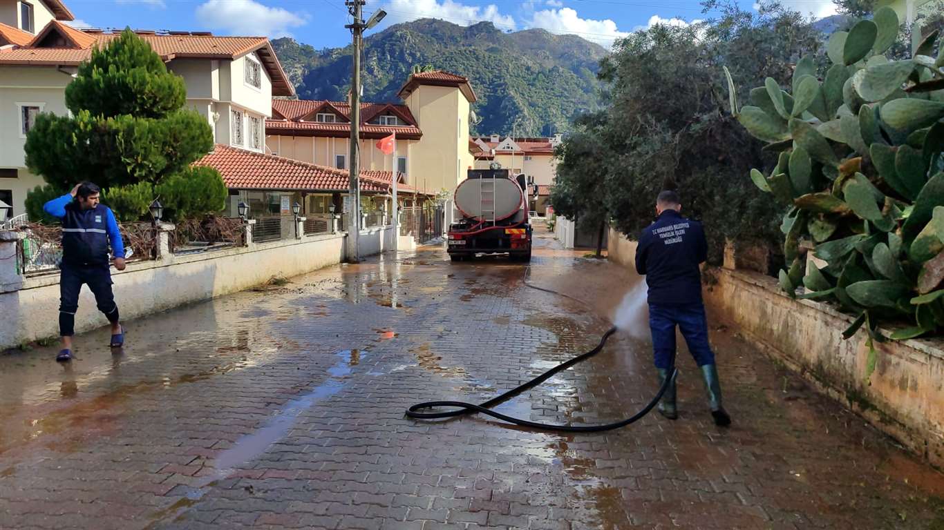 İçmeler'de sel sonrası Marmaris Belediyesi harekete geçti haberi