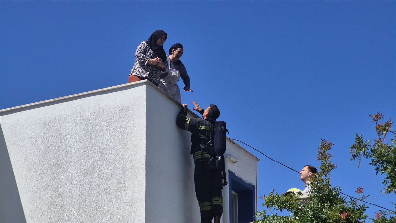  Bodrum'da elektrik hattı patladı, 2 kadın yangından kurtarıldı haberi