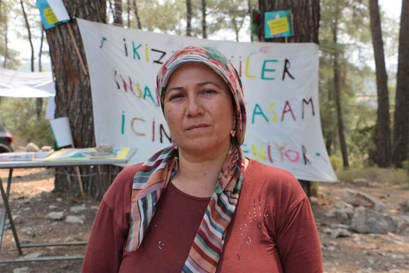 İkizköy muhtarı 'ağaçlara pankart astığı' için yargılanıyor haberi
