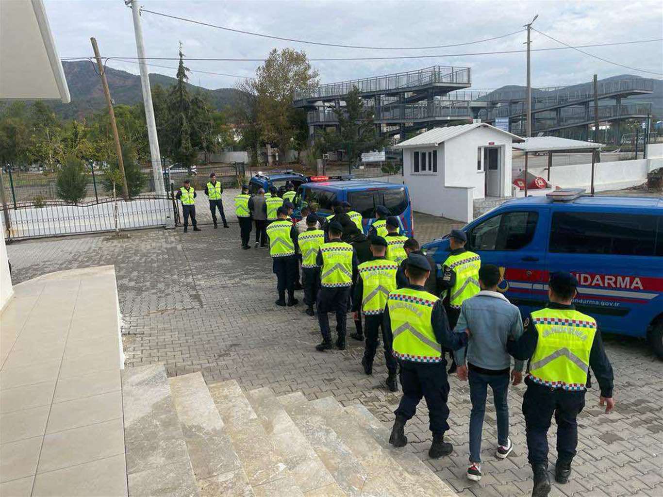       Fethiye'de insan taciri operasyonu; 10 tutuklama haberi