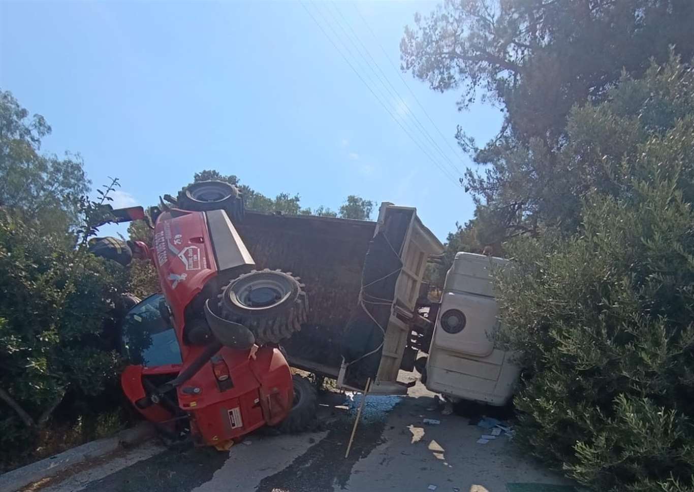 İş makinesi taşıyan kamyon devrildi: 3 kişi yaralandı haberi