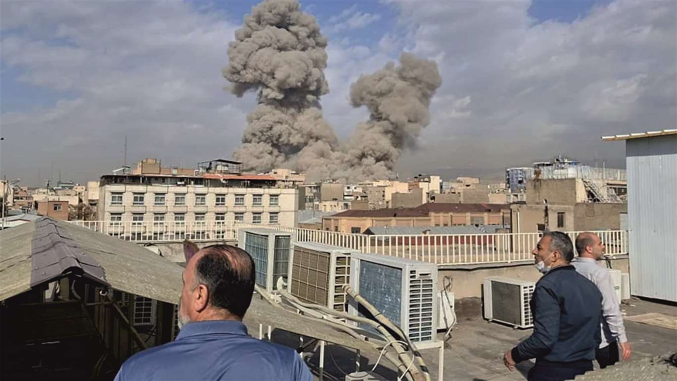 İsrail ve ABD'den İran'a ortak saldırı: Bölgede gerilim tırmanıyor haberi