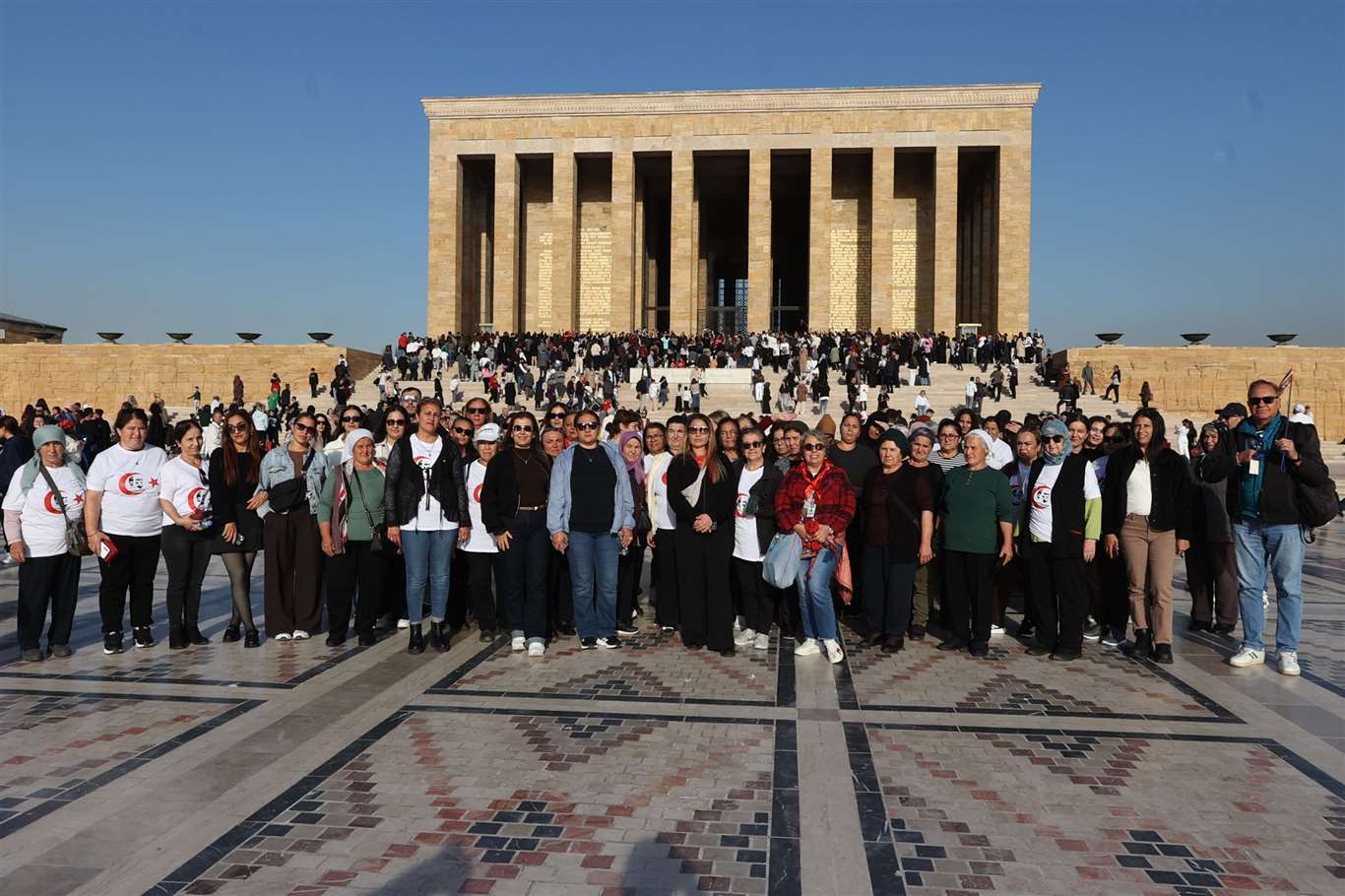 Cumhuriyet kadınlarla daha güçlü: Anıtkabir'de anlamlı ziyaret haberi