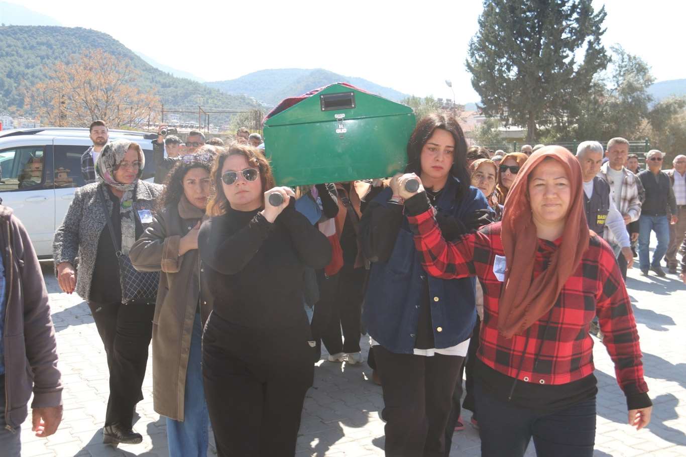 Sermin Bacak'ın tabutunu kadınlar taşıdı  haberi