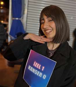 Kanseri yenen matematik öğretmeni davul zurna ile kutlama yaptı haberi