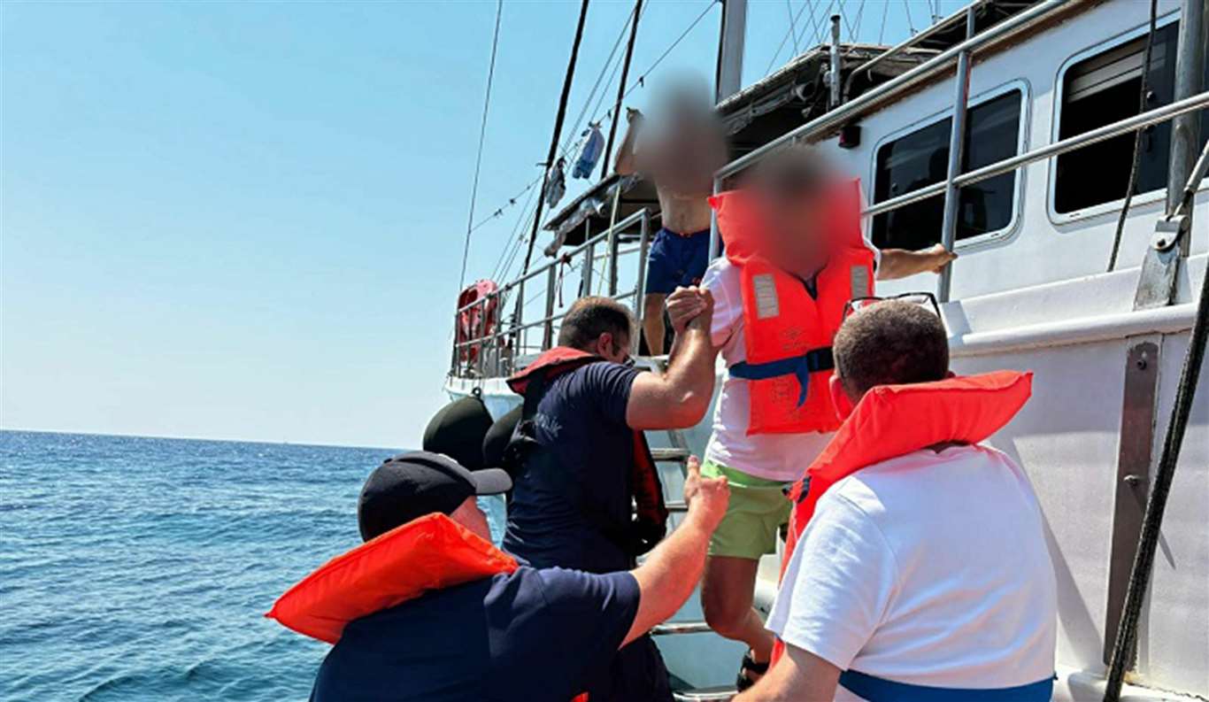 Karaya oturan gezi teknesindeki 11 kişi Sahil Güvenlik tarafından kurtarıldı haberi