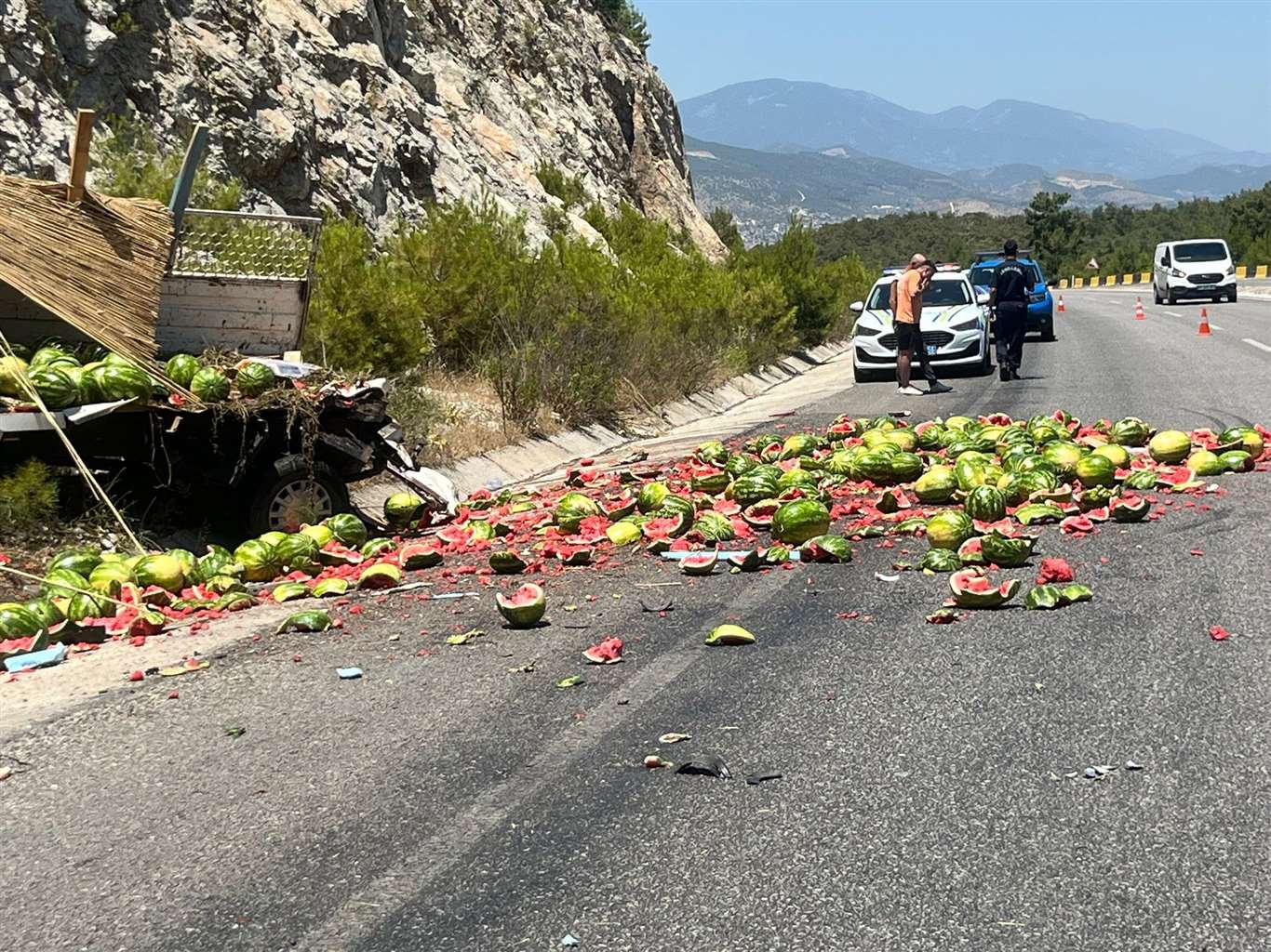    Kamyonetler çarpıştı, yola saçılan karpuzlar trafiği aksattı haberi