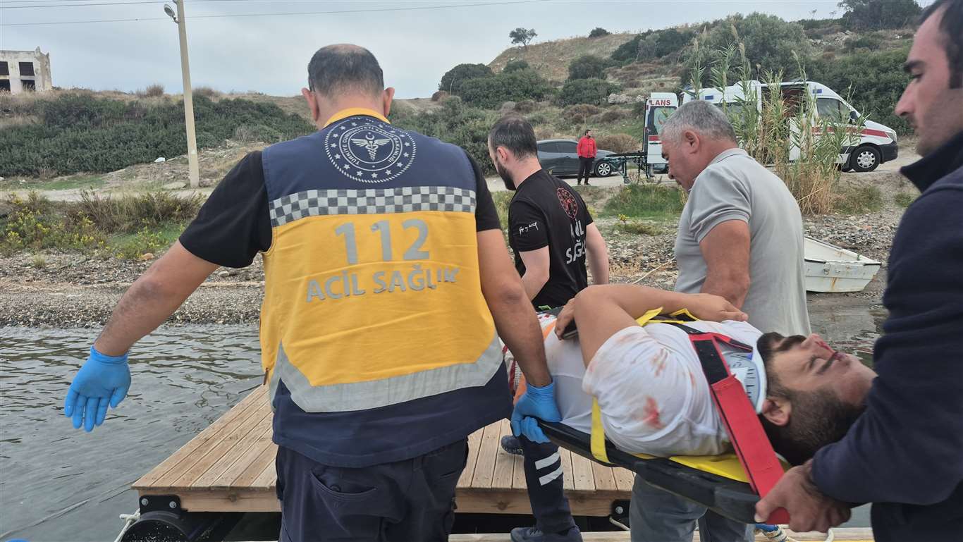    Bodrum'da bot kayalıklara çarptı: 4 kişi yaralandı haberi