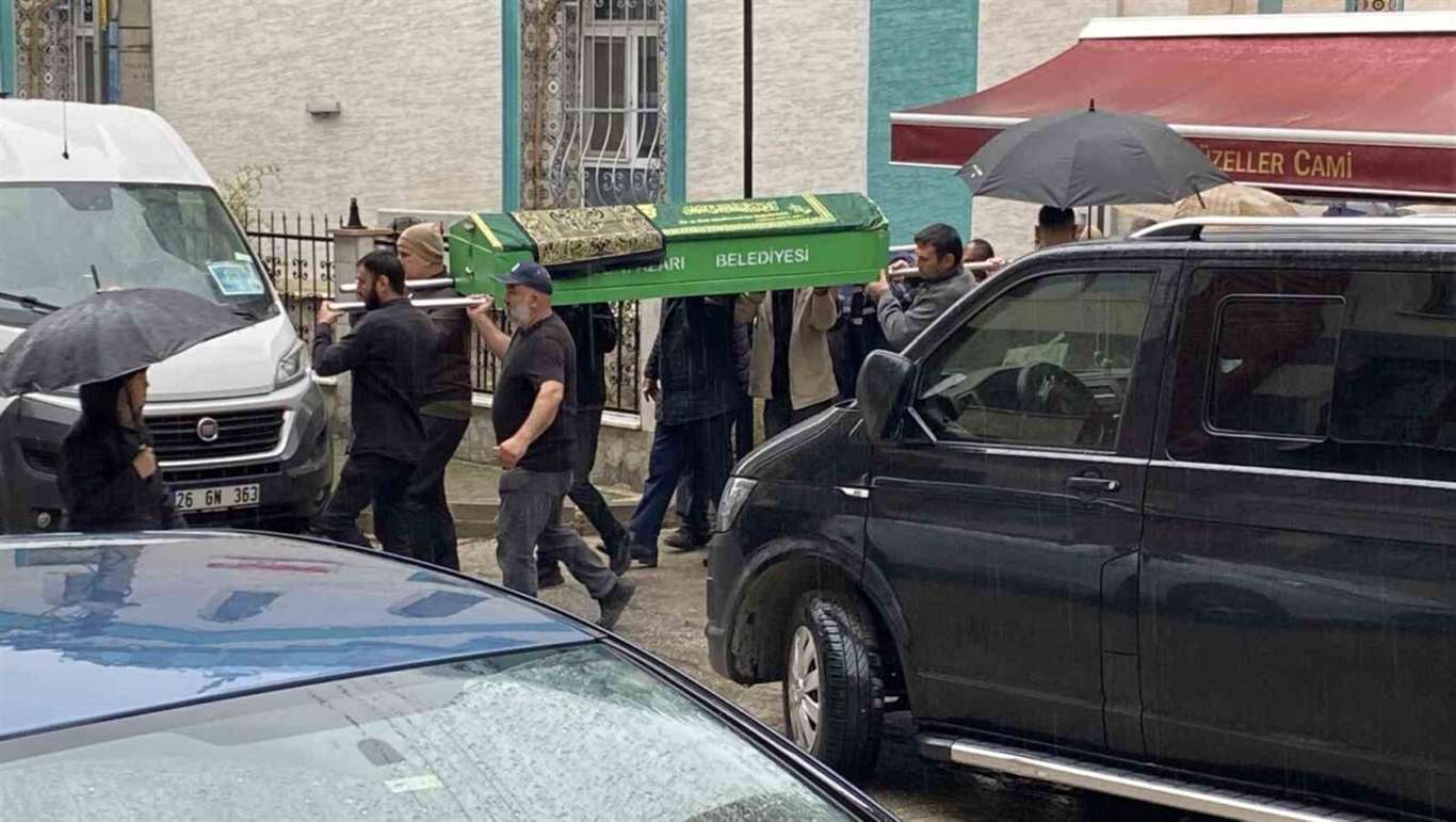 Kayalıklara düşerek ölen yamaç paraşütçüleri, Eskişehir'de toprağa verildi haberi