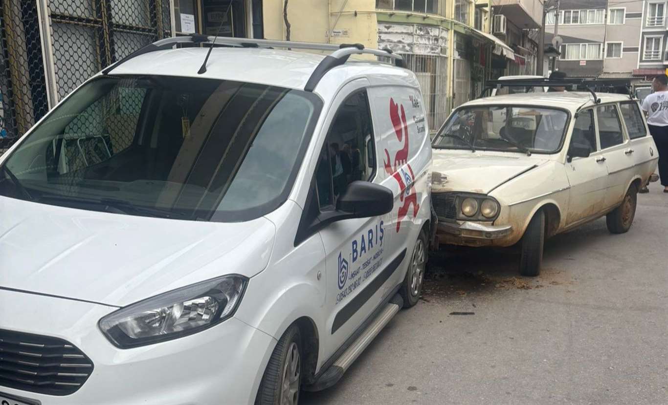 Kaza yapıp kaçmaya çalışan hırsızlık şüphelisini vatandaşlar yakaladı haberi